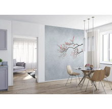 Helles Esszimmer mit Esstisch, Stühlen und Fototapete mit floralem Design
