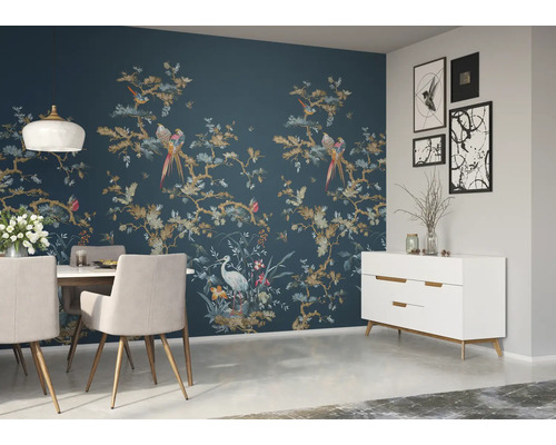 Esszimmer mit gemusterter Tapete, Esstisch und Sideboard