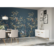 Esszimmer mit Esstisch, Stühlen, Sideboard und Tapete mit Vogel- und Pflanzenmotiven