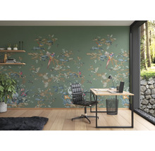 Bureau avec papier peint vert à motif d''oiseaux, bureau et chaise de bureau.