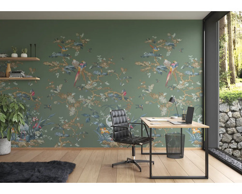 Bureau avec papier peint vert à motif d''oiseaux, bureau et chaise de bureau.