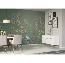 Salle à manger avec papier peint floral, table à manger et buffet