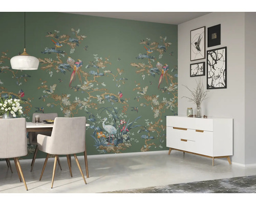 Salle à manger avec papier peint floral, table à manger et buffet