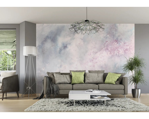 Salon avec canapé, table basse, lampadaire et papier peint à motifs