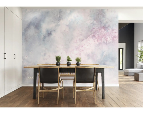 Salle à manger avec papier peint à motifs, table à manger et chaises dans une pièce lumineuse