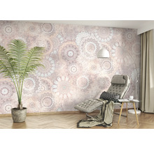 Salon avec papier peint mandala, chaise longue et plante d''intérieur