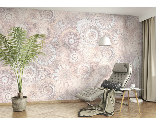 Salon avec papier peint mandala, chaise longue et plante d''intérieur