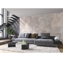 Salon avec canapé, table basse, escalier et papier peint à motifs pour une ambiance de vie claire et moderne.