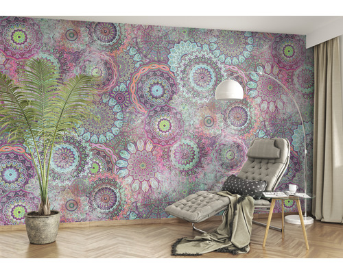 Salon avec papier peint à motifs de mandala, chaise longue et plante d''intérieur