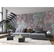 Salon avec canapé, table, escalier et papier peint mandala