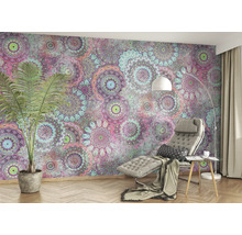 Pièce avec papier peint mandala, chaise longue et lampadaire