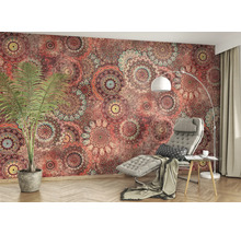 Salon avec papier peint mandala, fauteuil et lampadaire