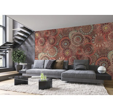 Salon avec canapé gris, table en verre et papier peint à motifs de mandala