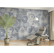 Wohnzimmer mit Mandala-Tapete, Sessel und Zimmerpflanze
