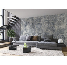 Wohnzimmer mit Sofa, Couchtisch und gemusterter Tapete