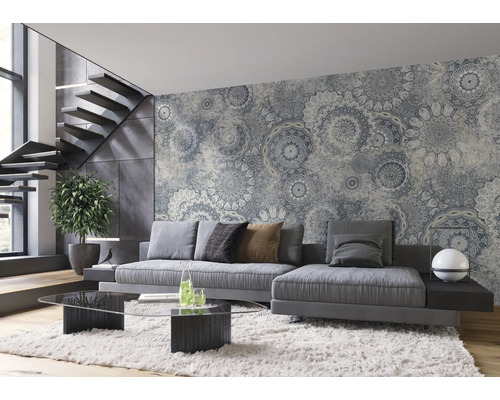 Wohnzimmer mit Sofa, Couchtisch und gemusterter Tapete