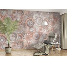 Pièce à vivre avec papier peint à motifs, fauteuil, plante d''intérieur et lampadaire