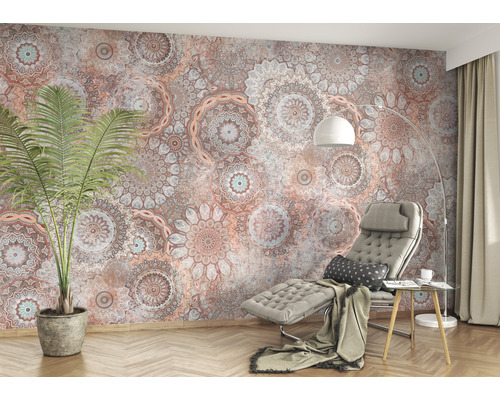 Pièce à vivre avec papier peint à motifs, fauteuil, plante d''intérieur et lampadaire