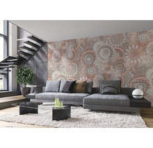 Salon avec canapé gris, table et papier peint à motifs