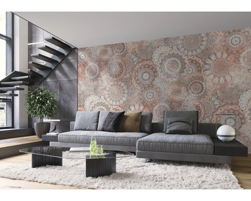 Salon avec canapé gris, table et papier peint à motifs