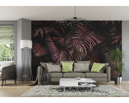 Salon avec canapé, lampadaire, table basse et papier peint photo avec des motifs végétaux.