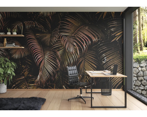 Büro mit Schreibtisch, Bürostuhl und Fototapete mit Palmenmuster