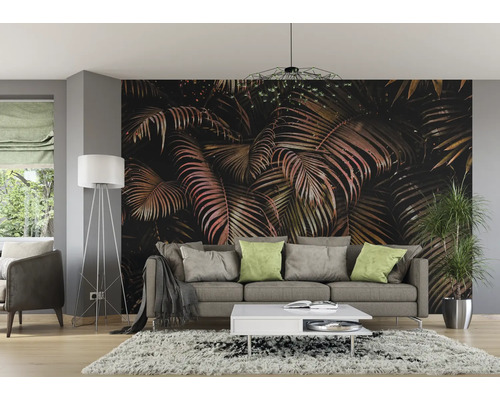 Wohnzimmer mit Sofa, Tisch, Stehlampe und Fototapete mit Palmenmuster