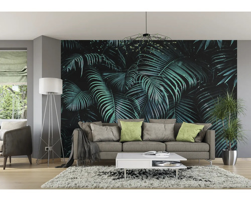 Wohnzimmer mit Fototapete mit tropischen Blättern, Sofa, Lampe und Teppich