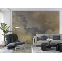 Wohnzimmer mit Fototapete mit Wolkenmotiv, Sessel, Sofa und Couchtisch