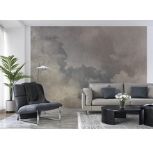 Salon avec canapé, fauteuil, lampadaire, table basse et papier peint nuageux