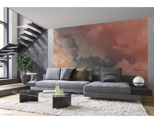 Wohnzimmer mit Tapete mit Wolkenmuster, Sofa, Couchtisch und Treppe