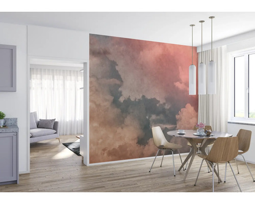 Wohnraum mit Wolken-Fototapete, Esstisch und Stühlen für eine helle und gemütliche Atmosphäre.