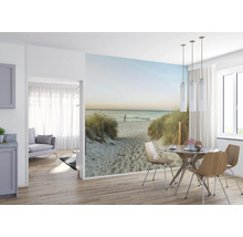 Wohnraum mit Fototapete Strandmotiv, Esstisch und Stühlen