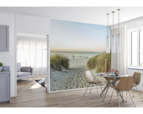 Wohnraum mit Fototapete Strandmotiv, Esstisch und Stühlen