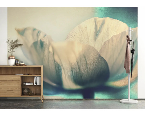 Vue d''une pièce avec commode, porte-manteau et papier peint photo avec motif floral