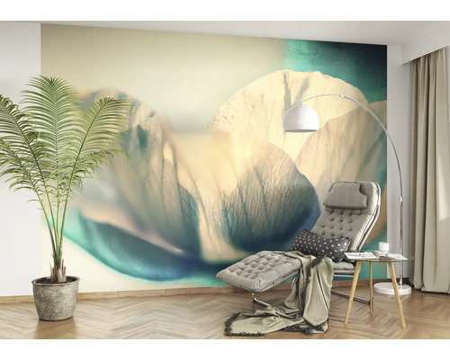 Salon avec papier peint photo d''un motif floral, lit de repos et plante d''intérieur