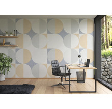 Modernes Arbeitszimmer mit geometrischer Tapete, Schreibtisch und Bürostuhl.