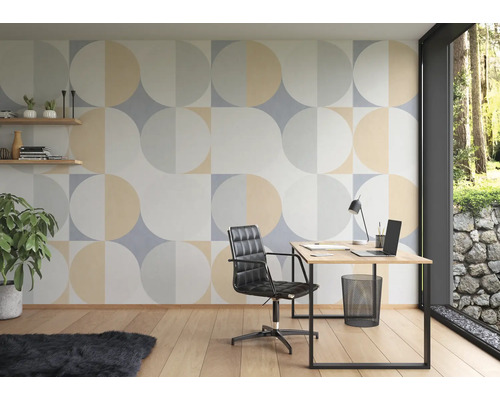 Bureau moderne avec papier peint géométrique, bureau et chaise de bureau.