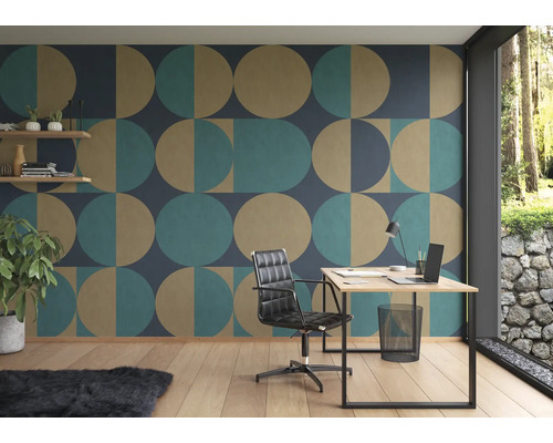 Bureau moderne avec bureau, chaise de bureau et papier peint géométrique