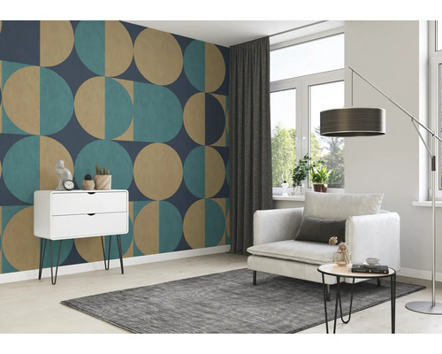 Salon avec papier peint à motifs, fauteuil, tapis et commode