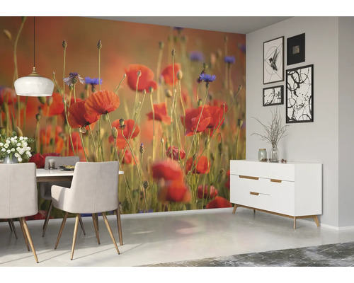 Esszimmer mit Mohnblumen Tapete und weisser Kommode