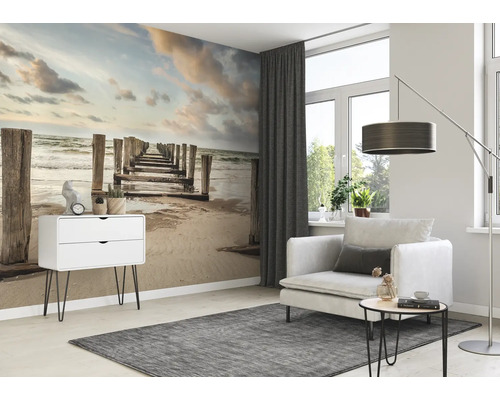 Wohnzimmer mit Fototapete, Sessel und Beistelltisch