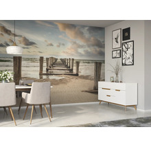 Wohnraum mit Fototapete, Sideboard, Esstisch und Stühlen