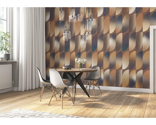 Salle à manger avec papier peint à motifs, table à manger et chaises