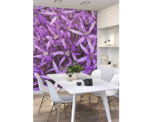 Esszimmer mit Fototapete mit Blumenmuster, Esstisch und Stühlen.