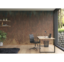 Helles Arbeitszimmer mit Schreibtisch, Bürostuhl und dekorativer Wandtapete