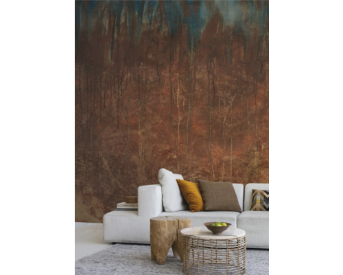 Wohnzimmer mit gemusterter Tapete, weißem Sofa, Holzhocker und Tisch