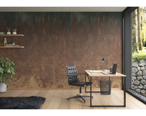 Arbeitszimmer mit Schreibtisch, Bürostuhl, Regalen und Wandtapete
