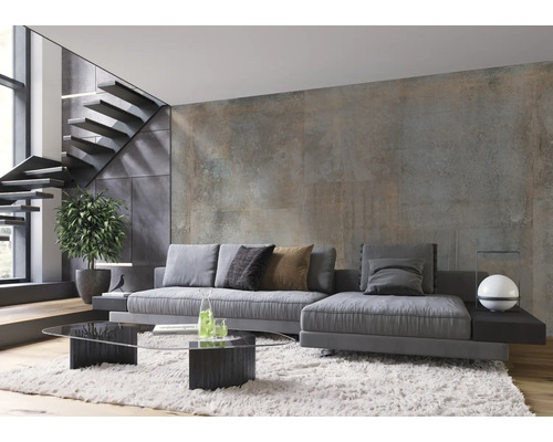Salon avec canapé gris, table basse en verre et escalier