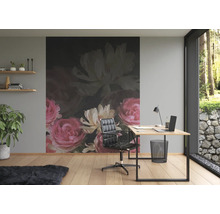 Un bureau avec un papier peint photo, un bureau et une chaise de bureau crée une atmosphère de travail lumineuse et organisée.